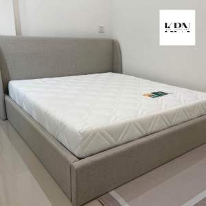 เตียงนอนรุ่น Melvin ดีไซน์ทันสมัยหรูหรา จัดส่งฟรี (ในพื้นที่ )โครงไม้เนื้อแข็งรับประกันโครงสร้าง หุ้มผ้ากำมะหยี่นำเข้า มีทั้งราคาเฉพาะเตียงนอนและราคาพร้อมที่นอนสปริงเสริมท็อปฟิลโล่หนา 12 นิ้ว สวยตรงปก100% ราคาโรงงาน