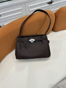 กระเป๋าคล้ายกระเป๋าคลีเราสุดหรูหนังวัวชั้นบนสุดพร้อมหัวเข็มขัดเงิน กระเป๋าสะพายไหล่ข้างเดียวสำหรับผู้หญิง