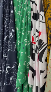 ผ้าเมตร ผ้าไหมอิตาลี เครปชีฟอง จอเจียญี่ปุ่น ผ้าพีชสกรีน ลายดอก หน้ากว้าง 55 นิ้ว หน่วยขายเป็นเมตร ลายใหม่