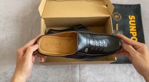 Giày sapo bít mũi nam da bò cao cấp SUNPOLO êm chân SPO008 (Đen)