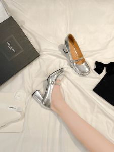 รองเท้าส้นสูง Mary Jane สีเงิน หัวเข็มขัดหัวกลม ตกแต่ง นุ่ม พื้นผิว หนัง ผู้หญิง รองเท้า ทันสมัย หวาน สไตล์การสวมใส่ทุกวัน
