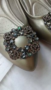 | ไซด์ปกติ หน้าเท้าอวบกว้าง+1 ไซด์ รองเท้าคัทชูหัวแหลมประดับอะไหล่สวยหรู เพิ่มความโดดเด่นให้กับเท้าของสาวๆ ส้นสูง 1 นิ้ว พื้นด้านล่างเป็นยางอย่างดี ด้านในบุนวมนุ่มเดินสบายเท้า | ไซด์ปกติ หน้าเท้าอวบกว้าง+1 สีดอกเบี้ย รองเท้าคัทชู