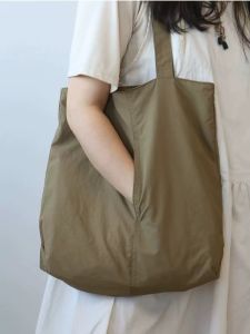 กระเป๋าสะพายไหล่ผ้าไนลอนแบบลำลองสำหรับผู้หญิง ความจุขนาดใหญ่ กระเป๋าถือทรงถุงสำหรับเดินทาง กระเป๋าสะพายไหล่แบบลำลอง