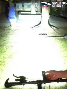 SAHRK ไฟซูเปอร์สดใจจักรยาน LED แบบชาร์จไฟได้ไฟจักรยาน90 ° ไฟหน้าจักรยานกลางแจ้ง Type-C 4โหมดกันน้ำ SD7124ไฟขี่จักรยานกลางคืน