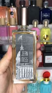 น้ำหอมผู้ชาย กลิ่นคลาสสิค เป็นเซ็กซี่ มีความเรียบหรูดูแพง ลูกค้า ราคาเฉลี่ย 100 บาท