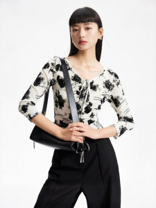 Vero Moda | Áo Thun Nữ Form Slim Fit In Họa Tiết Hoa Hồng V-Neck Cho Mùa Thu
