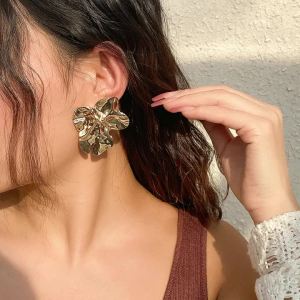 Bông Tai Hình Hoa Kim Loại Không Đều Kiểu Gothic Dành Cho Nữ Độc Đáo Hợp Thời Trang Phong Cách Grunge Steampunk.
