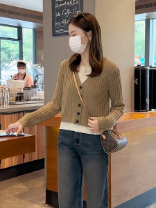 เสื้อเชิ้ตแขนยาวผ้าไหมน้ำแข็งสีขาวแบบสองชิ้นปลอมสำหรับผู้หญิงในฤดูใบไม้ผลิและฤดูร้อน เสื้อสเวตเตอร์ถักแบบบาง เสื้อเชิ้ตคอวี