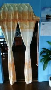 Rèm Cửa Thanh Ngọc Vải Gấm Thêu Hoa Văn Xẻ Giữa Màu Vàng