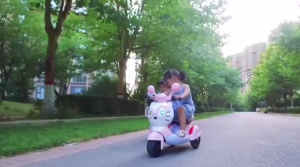 LookmeeShop รถแบตเตอรี่เด็ก รถเวสป้า รถเด็กนั่งได้ น้องเป็ด/น้องแมว/น้องหมี มีเสียงดนตรี มีไฟ แข็งแรง เกรดพรีเมี่ยม