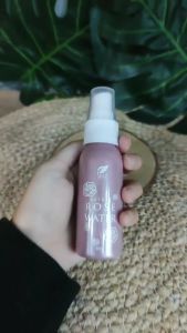 ROSE WATER SPRAY SR12 SETTING SPRAY MAKE UP TAHAN LAMA GLOWING ANTI AGING SETTING SPRAY UNTUK WAJAH BERJERAWAT FLEK HITAM DAN KULIT WAJAH NORMAL AIR MAWAR UNTUK MAKE UP AGAR TAHAN LAMA