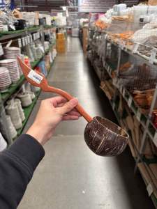 APPN.(มีคลิปรีวิวสินค้าจริง) กระบวย กระบวยไม้ กระบวยกะลามะพร้าว กระบวยตักน้ำ กระบวยตกแต่งร้าน กระบวยทำพิธี กระบวยประกอบฉาก ขนาด 3.5“ ไซส์L ด้ามจับลายใบไม้ สวยงาม ตกแต่งบ้าน ร้านอาหาร ภัตตาคาร บาร์ โรงแรม (1506451240)