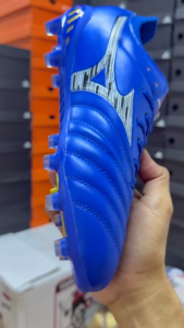 รองเท้าฟุตบอลมิชุโน่ สตั๊ดฟุตบอลมีลิ้นสีนำเงิน