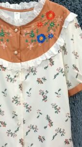 เสื้อแฟชั่น กระดุมหน้า ปักดอกแต่งฉลุ ลายดอก แขนสั้น