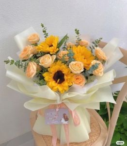 Bó hoa hướng dương sáp thơm mix hoa hồng baby lá táo cẩm chướng sang trọng.