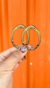 เครื่องเสียงแบบอัดกรอบพระ 2.8x3.5 คริลิค สีดำทอง ลงเรซิ่น พร้อมบล็อกกดฝา