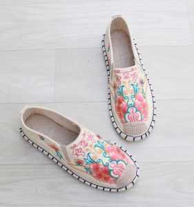 Dian Lvyi Nationality รองเท้าผ้าใบสตรีปักดอกไม้สไตล์ข้อเท้าต่ํารองเท้าฤดูร้อนเหมาะสําหรับเยาวชน