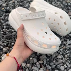 รองเท้าแตะ Crocs Mega Crush Clog ผู้ หญิง ส้นสูง สินค้าพร้อมส่งสินค้าในไทย ภาพจริงสวยจริงงานดี size 35—40 ของจัดส่งทุกวัน