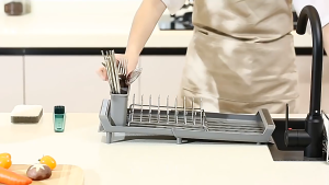 "ชั้นวางของในครัวสำหรับการตากจาน พร้อมกล่องใส่ตะเกียบที่ช่วยประหยัดพื้นที่ ถาดระบายน้ำ และถาดรองสีดำแบบหลายฟังก์ชันและสามารถขยายได้สำหรับวางจานบนโต๊ะอาหาร "