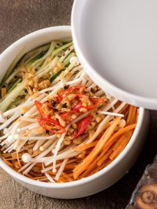 New 2025 Ceramic Steamed Egg Soup Bowl with Lid Pure White Underglaze Microwave Safe Home Use round Shape Dining Utensils