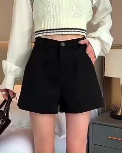 High-Waisted Black Wool Shorts 高腰黑色呢子短裤