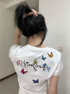 เสื้อยืดคอวีแขนสั้นผ้าฝ้ายทรงเข้ารูปสไตล์เกาหลีสำหรับผู้หญิงในช่วงฤดูร้อนปี 2025 เสื้อตัวบนพิมพ์ลายผีเสื้อสุดเก๋