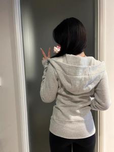 เสื้อแจ็คเก็ตสั้นทรงเข้ารูปสำหรับผู้หญิง สีเทาดอกไม้ ฤดูใบไม้ร่วง 2025 เสื้อคลุมคาร์ดิแกนฮู้ดสำหรับฤดูใบไม้ผลิและฤดูใบไม้ร่วง เสื้อคลุมกันหนาวขนาดเล็ก