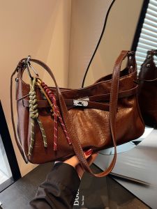 กระเป๋าสะพายข้างผู้หญิง 2024 ฤดูใบไม้ร่วงและฤดูหนาว กระเป๋าสะพายข้างแบบสะพายข้างใต้วงแขน วัสดุ PU สีสันสดใส ทรงสี่เหลี่ยมแบน ขนาดเล็ก