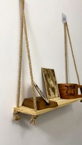 KỆ GỖ TREO TƯỜNG KÈM 2 DÂY THỪNG VÀ 2 MÓC DÁN TƯỜNG.