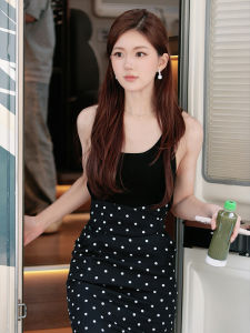 Váy Ngắn Kẻ Caro Cổ Điển Cho Nữ Mùa Hè 2025 Váy Ngắn Bó Sát Cổ Chữ V Dệt Kim Áo Ba Lỗ Hai Mảnh Thiết Kế Cao Cấp