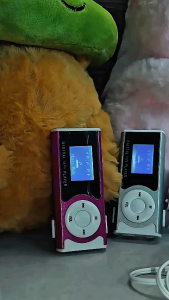 Máy Nghe Nhạc Mp3 Mini Lcd Kẹp Túi Kèm Tai Nghe Nhỏ Gọn Tiện Dụng