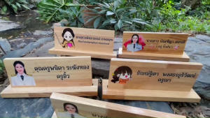 ป้ายตั้งโต๊ะ พร้อมฐาน (แยกออกจากกันได้) ป้ายชื่อตั้งโต๊ะ ทำจากไม้ยางพารา เกรด A เปลี่ยนข้อความ โลโก้ได้ตามใจลูกค้า (แจ้งทางแชท)