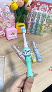 Bàn chải đánh răng cho bé lông tơ mềm mịn có bàn chải lưỡi tay cầm hình học sinh đáng yêu