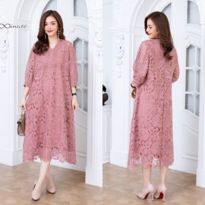 Maxiเดรสคอวีลูกไม้เนื้อหนาเกรดพรีเมี่ยม ลายลูกไม้เลือกใช้ลายสวยมากค่ะ ดีเทลใช้ผ้าลูกไม้คาดที่เอวและแต่งที่แขน เดรสมีซับในอย่างดีทั้งตัว  ซิปซ่อนด้านหลังง่ายต่อการสวมใส่ ชุดงานสไตล์เรียบหรูสวยมากคะ