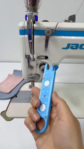 Xỏ kim chỉ JACK đa năng có nam châm kính lúp mini và cữ căn đường may (GIÁ 1 CÁI)