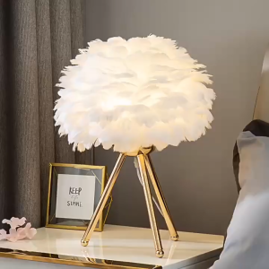 Đèn Bàn Lông Vũ Phong Cách Bắc Âu – Trang Trí Đầu Giường Đèn Ngủ LED Sang Trọng Đế Tam Giác Mạ Vàng