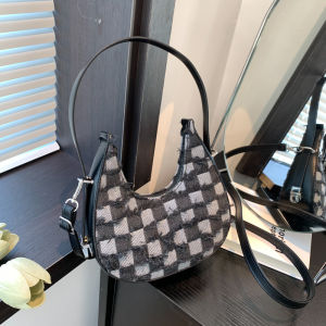 กระเป๋าสะพายข้างทรงม้าลายใหม่ปี 2025 สำหรับผู้หญิง กระเป๋าสะพายข้างทรงกลมแบบลำลอง กระเป๋าสะพายข้างหนัง PU สีพื้น