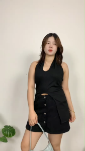 ชุดเซ็ตผู้หญิง เสื้อแขนกุดเปิดหลัง + กระโปรงสั้นรัดรูป เพิ่มความมั่นใจ