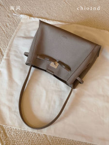 Versatile and Stylish Tote Bag