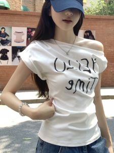 Áo Thun Nữ Tay Ngắn Màu Trắng Hở Vai Nút Thiết Kế Chữ in Phong Cách Hàn Quốc Mùa Hè Rộng Rãi Gợi Cảm Thiết Kế Nhỏ