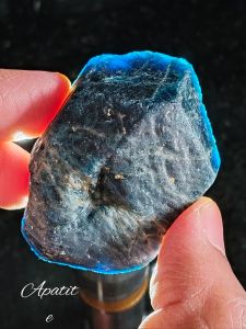 💙 บลูอพาไทต์ ก้อนดิบ เนื้อสีน้ำเงินเข้มๆ แบบธรรมชาติ ขนาด 80 กรัม ( Blue Apatite )