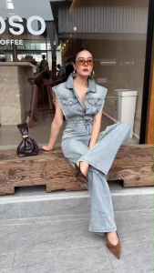 จัมพ์สูทยีนส์แขนกุด สายแฟสุดชิค จบในตัวเดียว ดีเทลเท่ห์..เก๋ทั้งตัว ช่วงบนสวยมากช่วงแขนแต่งรุ่ยๆ มีกระเป๋าฝาปิดด้านหน้า2ข้าง การตัดเย็บเดินตะเข็บสวย เข้ารูปช่วงเอว มีกระเป๋าล้วงได้2ข้างลำตัว