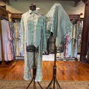 Janice Tunik + Jilbab by Dian Pelangi LIMITED EDITION Setelan Baju Blouse Atasan Kemeja Blus Hijab Outfit Muslim Kerja Kantor Casual Formal Pesta Pernikahan Kondangan Wanita Cantik Anggun Modis Modern Elegan Mewah Korea Model Korea Terbaru Motif Batik