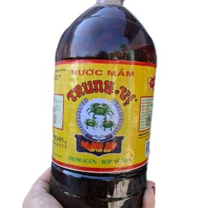 combo 2chai nước mắm trung vị 3con cua chai.8ml đậm đà thơm ngon đươc làm từ cua tươi nguyên chât 100% thơm ngon đúng vị