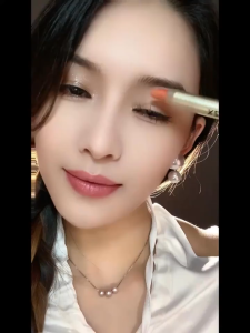 Pensil Eyeshadow Glitter dengan Spons Smudged Metalik Tahan Lama Mengkilap Pearlescent Eye Shadow Makeup Eyeliner Pen Kosmetik