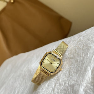 นาฬิกาทรงสี่เหลี่ยมแบบไม่สมมาตรในแนวตั้งสำหรับผู้หญิงดีไซน์เรียบง่ายมีเอกลักษณ์เรียบหรูดูแพงแมทช์ลุคง่ายแฟชั่นกันน้ำ