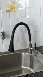 Keran Cuci Piring GOOSE Terompet Fleksible Hitam Tancap Stainless - GS099