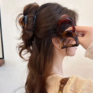 กิ๊บติดผมรูปครึ่งวงกลมขนาดกลางแบบโปร่งใส สไตล์เรียบง่าย หรูหรา กิ๊บติดผมสำหรับผมสั้น ตกแต่งผมด้านหลังศีรษะ สไตล์ปลาฉลาม