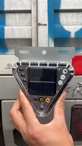 đèn cảnh báo ô tô dùng pin năng lượng mặt trời- đèn LED siêu sáng  chống nước  chống bụi .