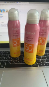 สเปรย์กันแดด SPF50++ ชุดถ่ายที่ช่วยเสริมสร้างความรู้สึกเรียบเนียน ภายในหน้าและตัว ฉีดทับเมคอัพอย่างยิ่ง การใช้งานที่สปฏิบัติสำคัญ 150ml